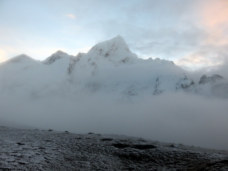La vista efímera del Everest y Nuptse al subir